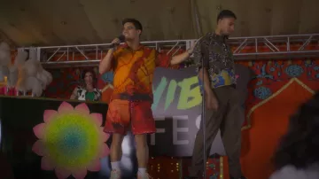 Chemise à manches courtes Givenchy Boxy Portée par Vivek Shah (Jordan Buhat) vue dans grown-ish (S05E09)