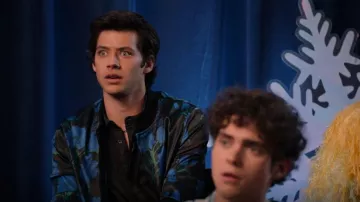 ASOS Design Smart Bomber Jacket en imprimé floral porté par EJ (Matt Cornett) comme on le voit dans High School Musical: The Musical: The Series (S03E08)
