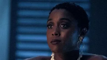 Boucles d’oreilles portées par Nomi (Lashana Lynch) dans No Time to Die