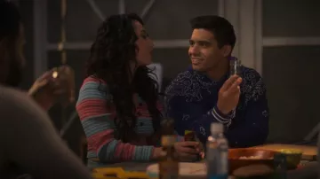 Derek Lam 10 Crosby Milana Crop Henley T-Shirt porté par Ana Torres (Francia Raisa) vu dans grown-ish (S05E09)