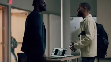 Chaqueta de camisa de algodón y sarga COS usada por Micah West (Nicholas L. Ashe) como se ve en Queen Sugar (S07E02)