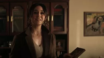 James Perse Suéter ligero de cachemira v cuello en nogal usado por Lana Lang Cushing (Emmanuelle Chriqui) como se ve en Superman & Lois (S02E11)