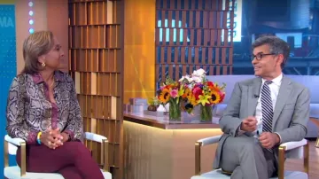 Chemise en soie Victoria Beckham Slim Snake-Printed portée par Robin Roberts dans Good Morning America le 15 septembre 2022