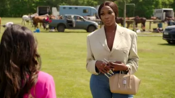Pin de Prada Symbole usado por Lystra Adams como se ve en The Real Housewives of Cheshire (S15E03)