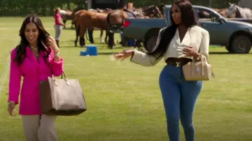 Ceinture réversible emblématique Louis Vuitton LV de 30 mm portée par Lystra Adams dans The Real Housewives of Cheshire (S15E03)