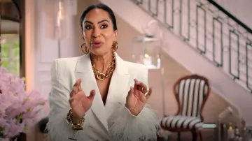 Boucles d’oreilles Louis Vuitton Louise Hoop portées par Seema Malhotra dans The Real Housewives of Cheshire (S15E03)