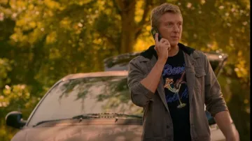 Cinderella Rock Band Shake Me Black Adult T-Shirt Tee porté par John Kreese (Martin Kove) vu dans Cobra Kai (S05E01)