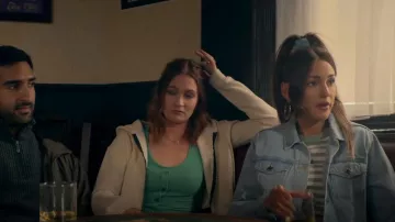 Camiseta Asos Design Slim Fit usada por Erin (Michelle Keegan) como se ve en Brassic (S04E03)
