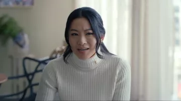 Saint Laurent Monogram Turtleneck Rib-Knit Sweater usado por Ingrid Yun (Arden Cho) como se ve en Partner Track (S01E10)