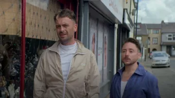 Veste Jack & Jones Track portée par Vinnie (Joe Gilgun) vue dans Brassic (S04E04)