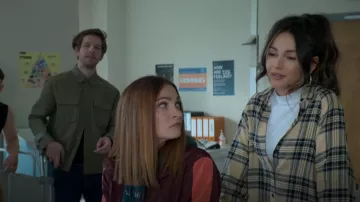 Asos Design Camisa de novio de manga larga usada por Erin (Michelle Keegan) como se ve en Brassic (S04E04)