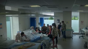 Leggings Fila avec bande latérale portés par Erin (Michelle Keegan) comme on le voit dans Brassic (S04E04)