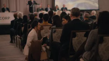 Christian Louboutin Kate 100 Nude Suede Pumps usado por Ingrid Yun (Arden Cho) como se ve en Partner Track (S01E10)