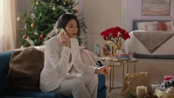 Chaqueta de dos botones Dior Fenice usada por Ingrid Yun (Arden Cho) como se ve en Partner Track (S01E10)