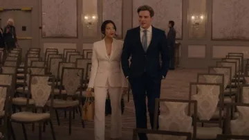 Dior Serge Pantalones acampanados usados por Ingrid Yun (Arden Cho) como se ve en Partner Track (S01E10)