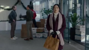 Allsaints Travelling Rib Knit Scarf usado por Ingrid Yun (Arden Cho) como se ve en Partner Track (S01E10)
