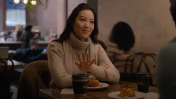 Vince Natural Scarf usado por Ingrid Yun (Arden Cho) como se ve en Partner Track (S01E10)