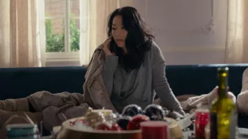 Theory Knit V-Neck Sweater usado por Ingrid Yun (Arden Cho) como se ve en Partner Track (S01E10)