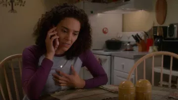 Goodfellow & Co T-Shirt Lyndale à manches longues porté par Carmen Diaz (Vanessa Rubio) vu dans Cobra Kai (S05E02)