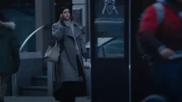 Loewe Small Hammock Bag usado por Rachel Friedman (Alexandra Turshen) como se ve en Partner Track (S01E10)