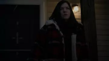Veste Sanctuary Sierra Plaid portée par Patty O’Connor (Mary Hollis Inboden) vue dans KEVIN CAN F**K HIMSELF (S02E02)