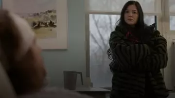 Adidas By Stella Mccartney Zebra Stripe Fleece Jacket porté par Patty O’Connor (Mary Hollis Inboden) comme on le voit dans KEVIN CAN F**K HIMSELF (S02E02)