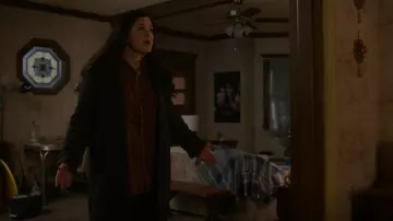 Manteau à chevrons en laine lucky brand porté par Patty O’Connor (Mary Hollis Inboden) vu dans KEVIN CAN F**K HIMSELF (S02E02)