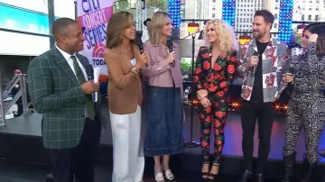 Sandalia Gucci Slide con Horsebit usada por Savannah Guthrie como se ve en Today el 16 de septiembre de 2022
