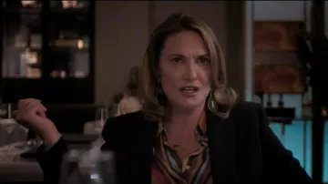 Chemise rayée en soie Paul Smith portée par Nicole Craig (Sarah Parish) vue dans Industry (S01E01)