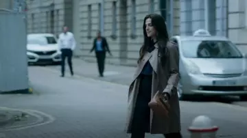 Sac Hermès Fauve Barenia porté par Yasmin Kara-Hanani (Marisa Abela) vu dans l’industrie (S02E01)