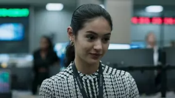 Chemisier Reiss Lea porté par Yasmin Kara-Hanani (Marisa Abela) vu dans l’industrie (S02E01)
