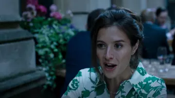 Robe imprimée Zara Poplin portée par Yasmin Kara-Hanani (Marisa Abela) vue dans l’industrie (S02E01)