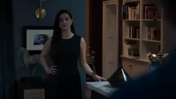 Hugo Boss Dionia Robe portée par Yasmin Kara-Hanani (Marisa Abela) vue dans l’industrie (S02E02)
