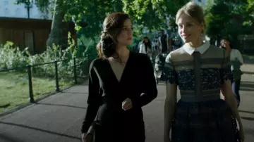 Robe Reiss Jenna portée par Yasmin Kara-Hanani (Marisa Abela) vue dans l’industrie (S02E04)