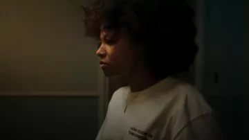 Le t-shirt Kooples How Soon Is Tomorrow porté par Harper Stern (Myha’la Herrold) tel que vu dans l’industrie (S02E04)