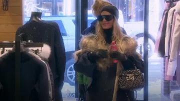 Chanel Kelly Mademoiselle Lock Top Handle Bag usado por Dorit Kemsley como se ve en The Real Housewives of Beverly Hills (S12E18)