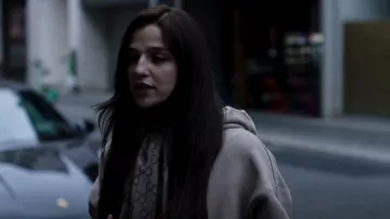 Gucci Lo­go Scarf worn by Yasmin Kara-Hanani (Marisa Abela) as seen in Industry (S02E05)