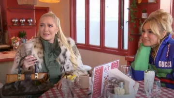 Sac à main Louis Vuitton Macha Waltz porté par Erika Jayne vu dans The Real Housewives of Beverly Hills (S12E18)