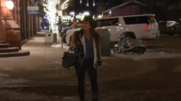 Sac de selle Dior en Ultramatte noire porté par Kyle Richards comme on le voit dans The Real Housewives of Beverly Hills (S12E18)