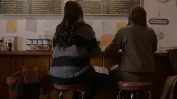 Acne Studios Kalia Block Striped Distressed Sweater porté par Patty O’Connor (Mary Hollis Inboden) vu dans KEVIN CAN F**K HIMSELF (S02E01)