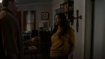 Wrocester Wares Eat Sleep Worcester Repeat porté par Patty O’Connor (Mary Hollis Inboden) vu dans KEVIN CAN F**K HIMSELF (S02E03)