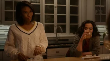 H&M Oversize Sweater worn by Abri as seen in KEVIN CAN F**K HIMSELF (S02E03)