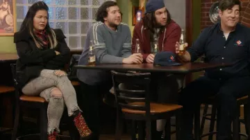 Skechers Teen Spirit Combat Ankle Boots portées par Patty O’Connor (Mary Hollis Inboden) comme on le voit dans KEVIN CAN F**K HIMSELF (S02E03)