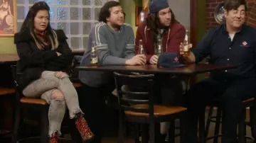Skechers Teen Spirit Combat Ankle Boots portées par Patty O’Connor (Mary Hollis Inboden) comme on le voit dans KEVIN CAN F**K HIMSELF (S02E03)