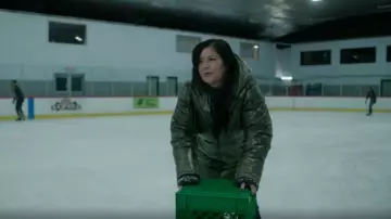 Calvin Klein Jeans Plus Short Length Padded Jacket porté par Patty O’Connor (Mary Hollis Inboden) comme on le voit dans KEVIN CAN F**K HIMSELF (S02E04)