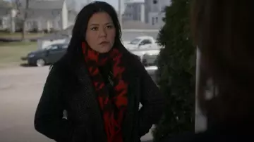 DKNY Red Houndstooth Scarf porté par Patty O’Connor (Mary Hollis Inboden) vu dans KEVIN CAN F**K HIMSELF (S02E05)
