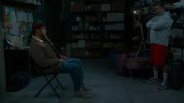 Adidas Hoops 2.0 Mid Shoes Red White usado por Neil O'Connor (Alex Bonifer) como se ve en KEVIN CAN F**K HIMSELF (S02E05)