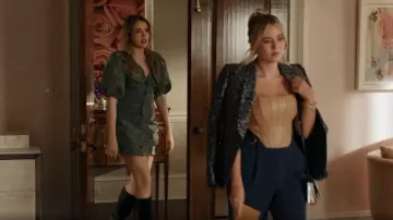 Cuir de veau Chanel avec chaîne de bottes hautes porté par Kirby Anders (Maddison Brown) comme on le voit dans Dynasty (S05E22)