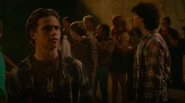 Volcom Caden Grey Plaid Flannel à manches longues porté par Robby Keene (Tanner Buchanan) vu dans Cobra Kai (S05E09)