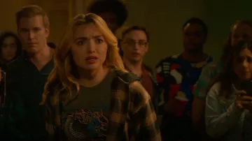 Urban Outfitters Stay True Dragon Baby Tee usado por Tory Nichols (Peyton List) como se ve en Cobra Kai (S05E09)